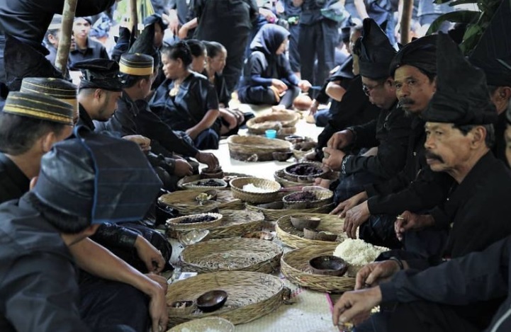 Melihat Suku Kajang yang Hanya Mengenal Warna Hitam untuk Pakaiannya