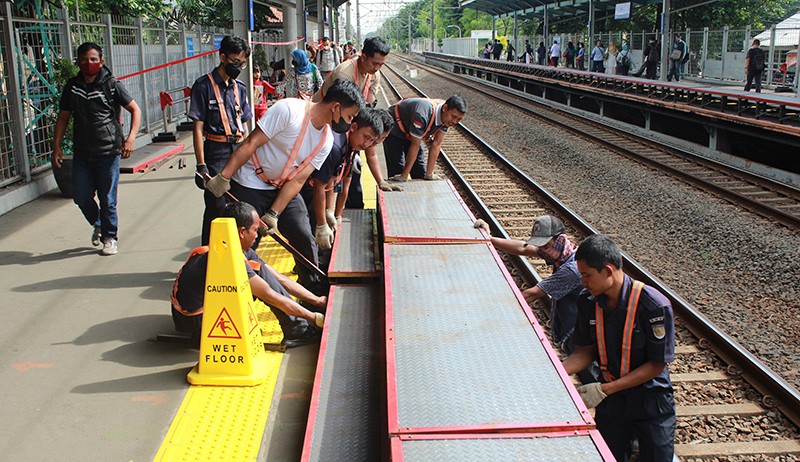 Dikeluhkan Penumpang, Tangga Peron untuk Naik KRL Akhirnya Dipasang - Bagian 2