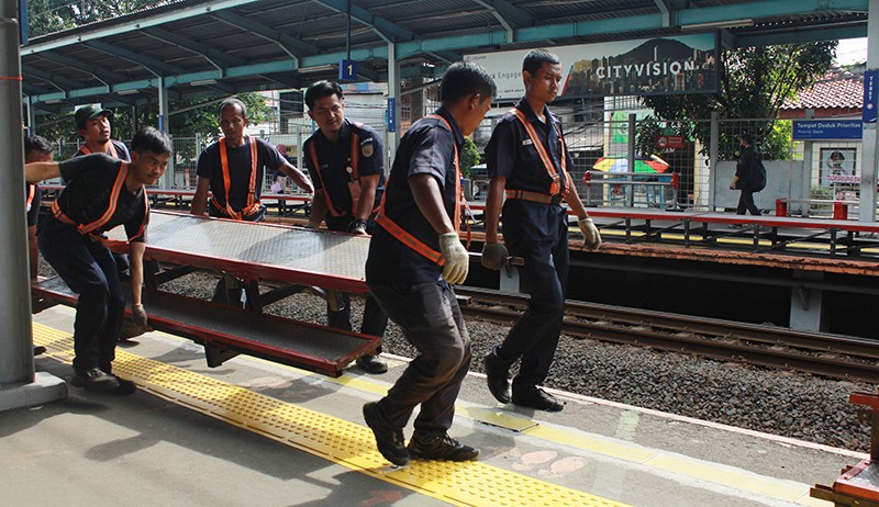 Dikeluhkan Penumpang, Tangga Peron untuk Naik KRL Akhirnya Dipasang - Bagian 3
