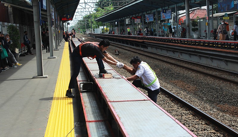 Dikeluhkan Penumpang, Tangga Peron untuk Naik KRL Akhirnya Dipasang - Bagian 1