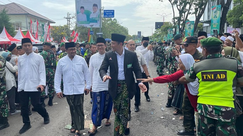 title Pakai Jas Berlogo NU, AHY Jalan Kaki Sapa Ribuan Nahdliyin di Acara 1 Abad NU Pakai Jas Berlogo NU, AHY Jalan Kaki Sapa Ribuan Nahdliyin di Acara 1 Abad NU