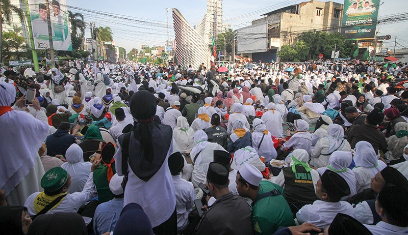 Pengajian Satu Abad NU, Ribuan Warga Penuhi Jalan Tugu Babalayar Sidoarjo - Bagian 2