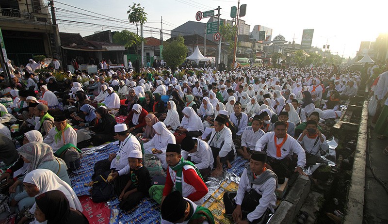 Pengajian Satu Abad NU, Ribuan Warga Penuhi Jalan Tugu Babalayar Sidoarjo - Bagian 3