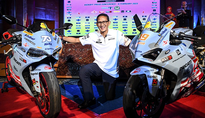 Gaya Sandiaga Uno Pose di Samping Motor MotoGP yang Promosikan Pariwisata Indonesia - Bagian 1