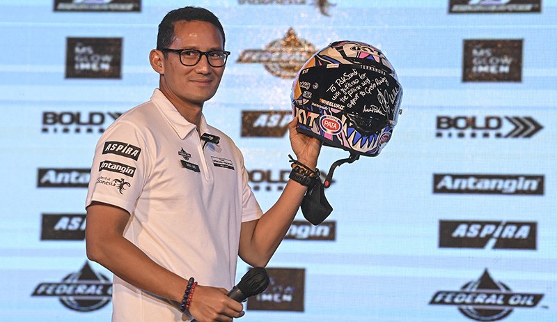 Gaya Sandiaga Uno Pose di Samping Motor MotoGP yang Promosikan Pariwisata Indonesia - Bagian 2