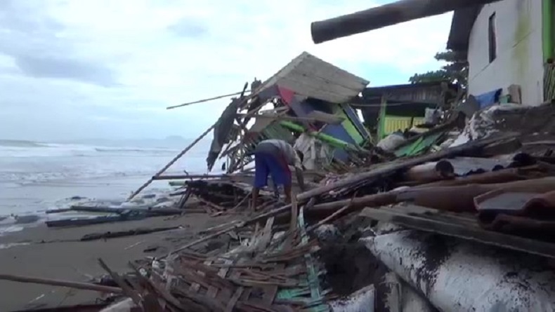 Diterjang Gelombang Tinggi, 3 Warung Porak-poranda di Pantai Citepus Sukabumi 