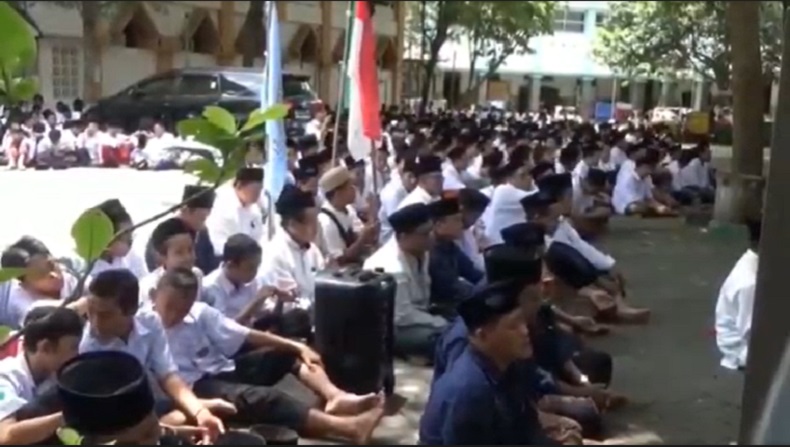 title Gagal Ikut Acara 1 Abad NU, Ribuan Nahdliyin Beralih ke Makam Gus Dur di Jombang Gagal Ikut Acara 1 Abad NU, Ribuan Nahdliyin Beralih ke Makam Gus Dur di Jombang