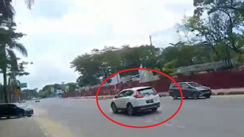 title Mama Muda di Kota Kendari Jadi Korban Tabrak Lari, Pengendara Honda CRV Putih Dikejar Warga Mama Muda di Kota Kendari Jadi Korban Tabrak Lari, Pengendara Honda CRV Putih Dikejar Warga
