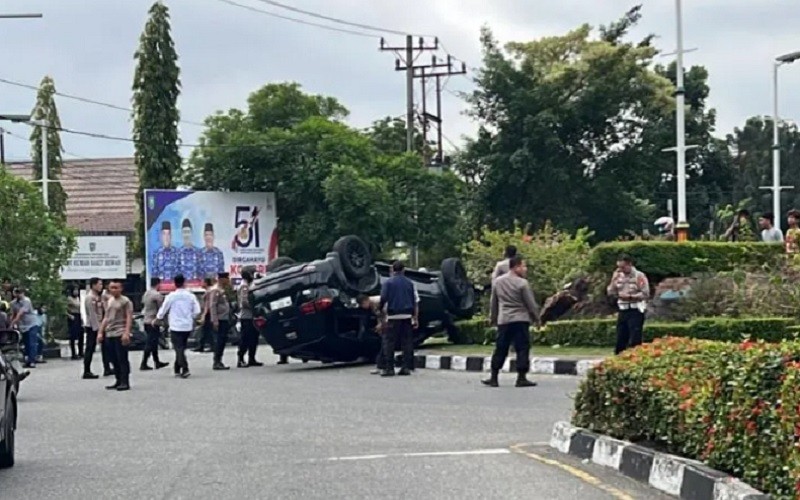 Mobil Pajero Terbalik di Bundaran Tugu Keris Pekanbaru, Pengemudinya Dokter