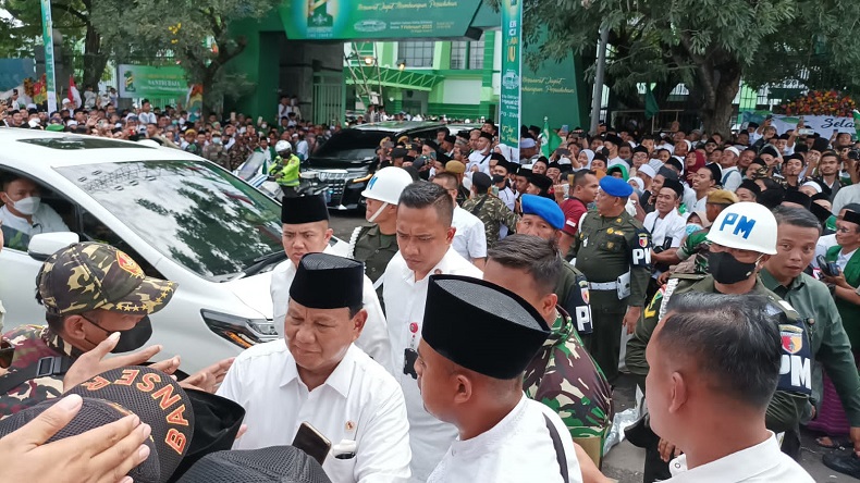 title Prabowo Diteriaki Presiden oleh Ribuan Nahdliyin di Acara 1 Abad NU  Prabowo Diteriaki Presiden oleh Ribuan Nahdliyin di Acara 1 Abad NU