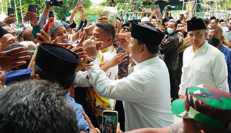 Momen Prabowo Disambut Para Santri saat Hadiri Peringatan Satu Abad NU  - Bagian 2