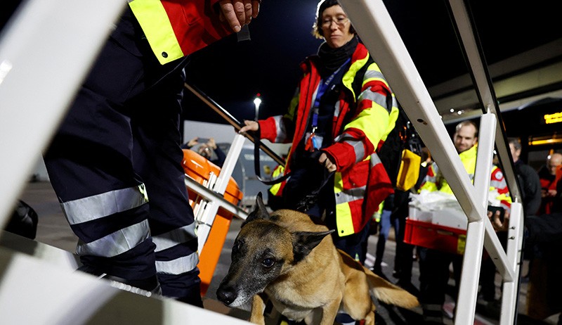 Tim SAR Internasional Bawa Anjing Pelacak Berangkat ke Turki Bantu Cari Korban Gempa - Bagian 1