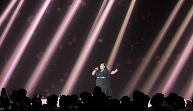 Penampilan Memukau Rosalina saat Spektakuler Show Indonesian Idol - Bagian 1