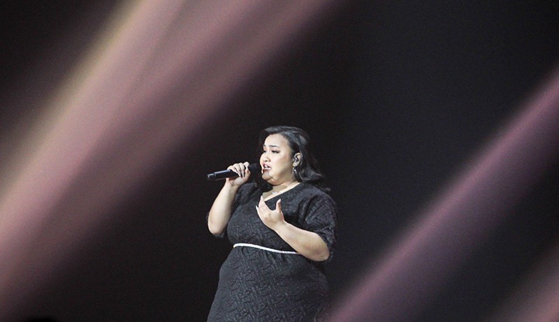 Penampilan Memukau Rosalina saat Spektakuler Show Indonesian Idol - Bagian 2