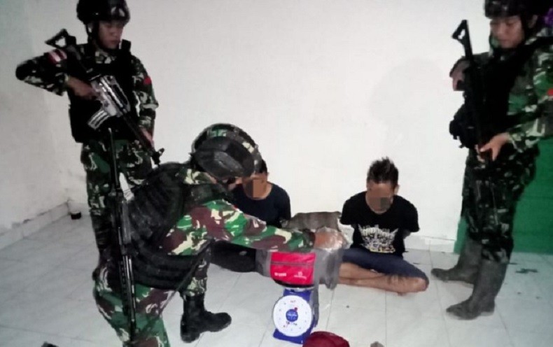 title Satgas Pamtas Sergap Penyelundup 7,1 Kg Sabu di Perbatasan Indonesia-Malaysia Satgas Pamtas Sergap Penyelundup 7,1 Kg Sabu di Perbatasan Indonesia-Malaysia