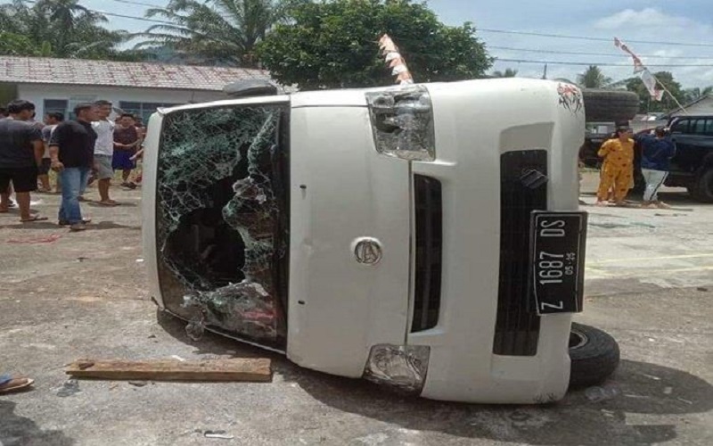 title Gegara Hoaks Penculikan Anak, Warga Muratara Hancurkan Mobil Pedagang Pakaian dari Bandung Gegara Hoaks Penculikan Anak, Warga Muratara Hancurkan Mobil Pedagang Pakaian dari Bandung