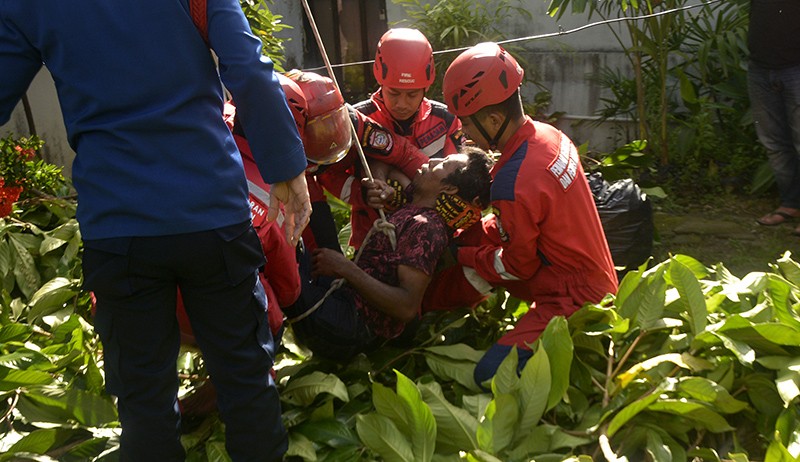 Detik-Detik Pria Tersengat Listrik saat Memanjat Pohon Dievakuasi - Bagian 2