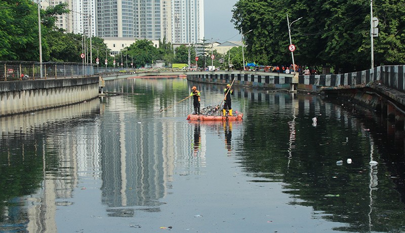 Gunakan Rakit, Petugas Kebersihkan Angkut Sampah Kali Sunter Setiap Hari - Bagian 2