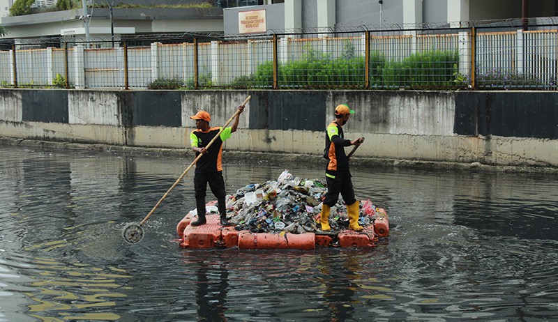 Gunakan Rakit, Petugas Kebersihkan Angkut Sampah Kali Sunter Setiap Hari - Bagian 3