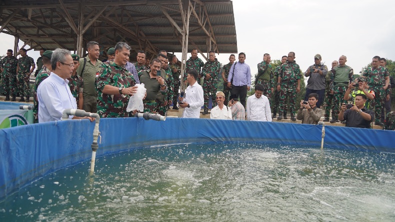Pangdam Siliwangi Tinjau Penggunaan BIOS 44 DC untuk Budi Daya Ikan Air Tawar di Cianjur