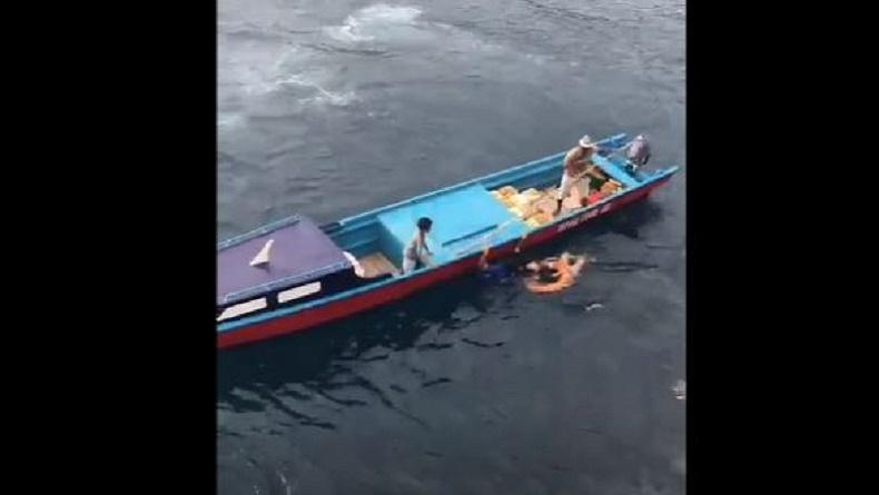 title Kronologi Perempuan Cantik Lompat ke Laut dari Kapal di Ternate, Diduga Coba Bunuh Diri Kronologi Perempuan Cantik Lompat ke Laut dari Kapal di Ternate, Diduga Coba Bunuh Diri