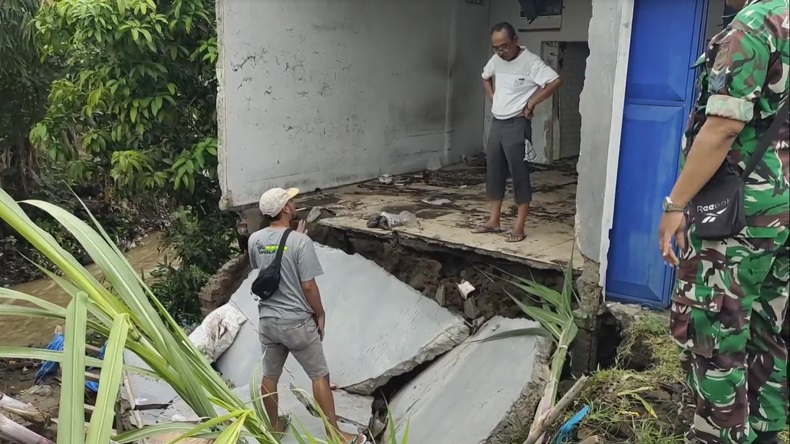 Tergerus Luapan Drainase, 3 Kios dan 1 Rumah di Kediri Ambles