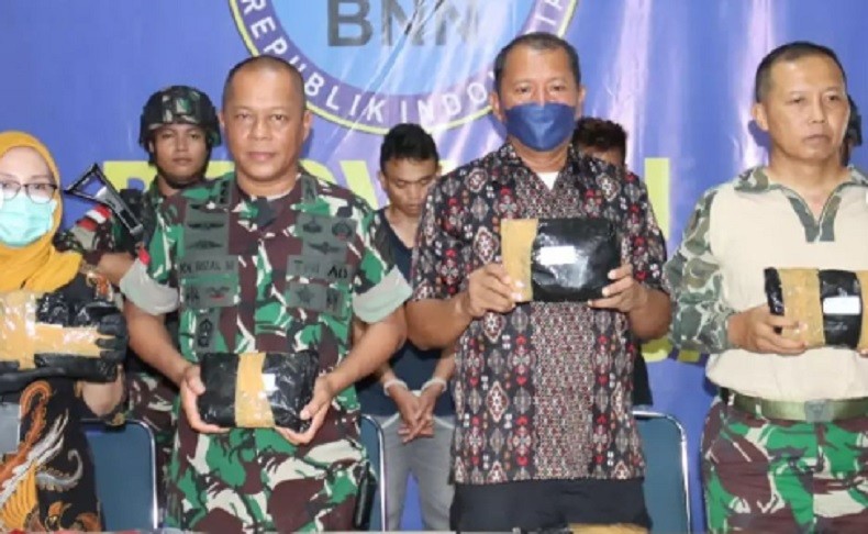 title Kodam XII Tanjungpura Serahkan 7,1 Kg Sabu Hasil Penindakan di Perbatasan ke BNNP Kalbar Kodam XII Tanjungpura Serahkan 7,1 Kg Sabu Hasil Penindakan di Perbatasan ke BNNP Kalbar