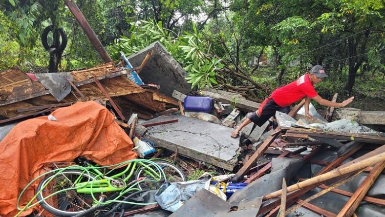 Kronologi Warung dan Bengkel Ambruk Timpa 3 Warga di Situbondo, Korban Satu Keluarga