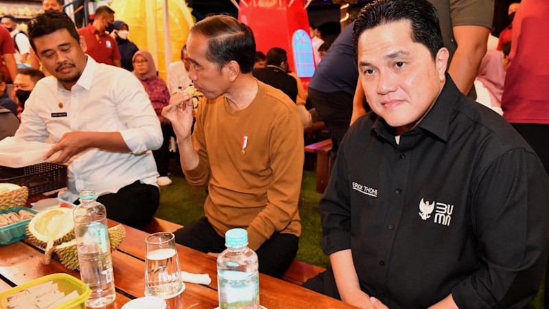 Momen Santai Presiden Jokowi, Erick Thohir dan Bobby Nasution Makan Durian di Medan - Bagian 3