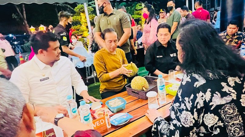 Momen Santai Presiden Jokowi, Erick Thohir dan Bobby Nasution Makan Durian di Medan - Bagian 2