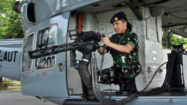 Sangar, Helikopter Bell 412 EP TNI AL Dipersenjatai Senapan Mesin Otomatis M134 Gatling