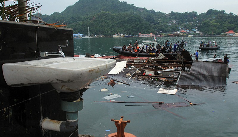 Foto-Foto Rumah Makan Tenggelam usai Gempa Jayapura hanya Terlihat Atap - Bagian 2