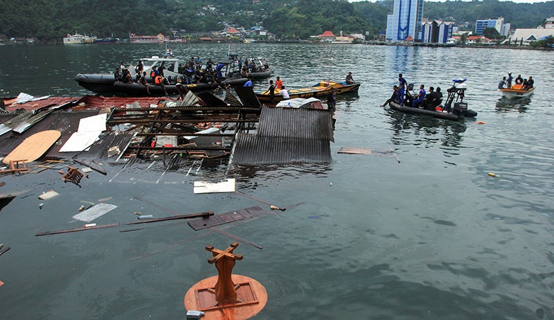 Foto-Foto Rumah Makan Tenggelam usai Gempa Jayapura hanya Terlihat Atap - Bagian 3