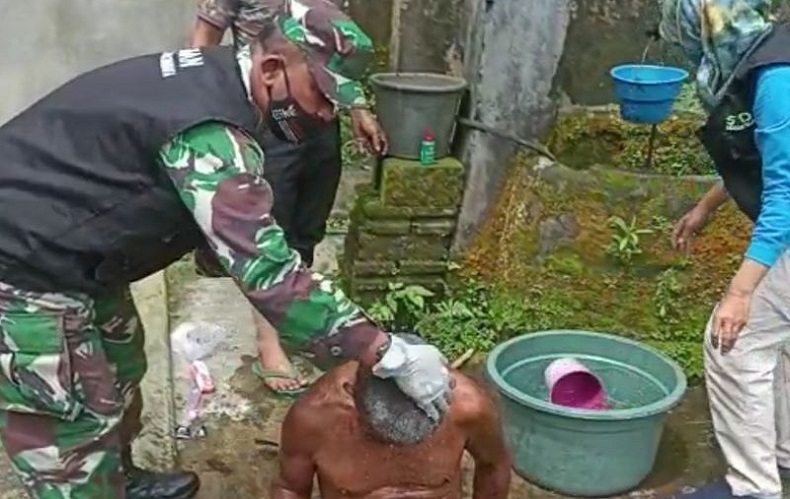 Cerita Babinsa TNI Rawat ODGJ di Blitar, Ikut Memandikan hingga Gantikan Baju