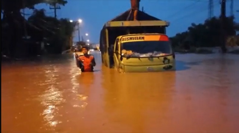 Banjir Bandang Putus Jalan Raya Mojokerto-Pasuruan, Puluhan Kendaraan Mogok 