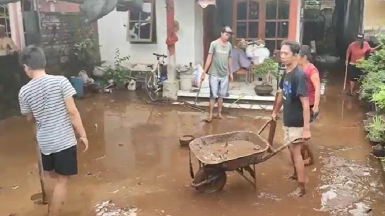 Banjir Surut, Warga Buleleng Mulai Bersihkan Lumpur di Sejumlah Area