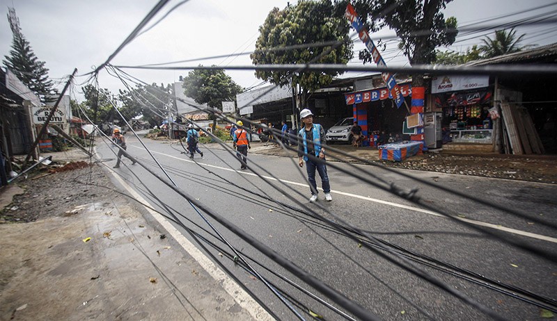 Angin Kencang di Depok, 2 Tiang Listrik Roboh Jalanan Tidak Bisa Dilalui - Bagian 3