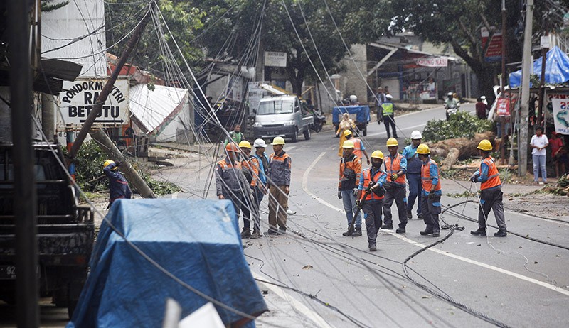 Angin Kencang di Depok, 2 Tiang Listrik Roboh Jalanan Tidak Bisa Dilalui - Bagian 2