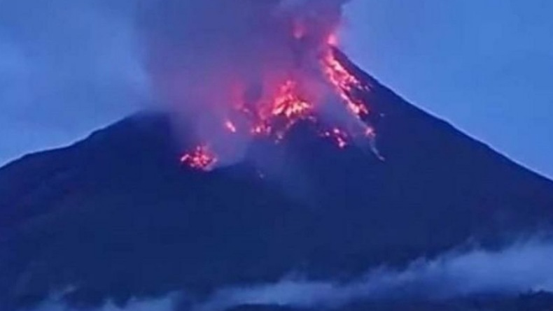 Luncuran Lava Pijar Gunung Karangetang Capai 1.500 Meter