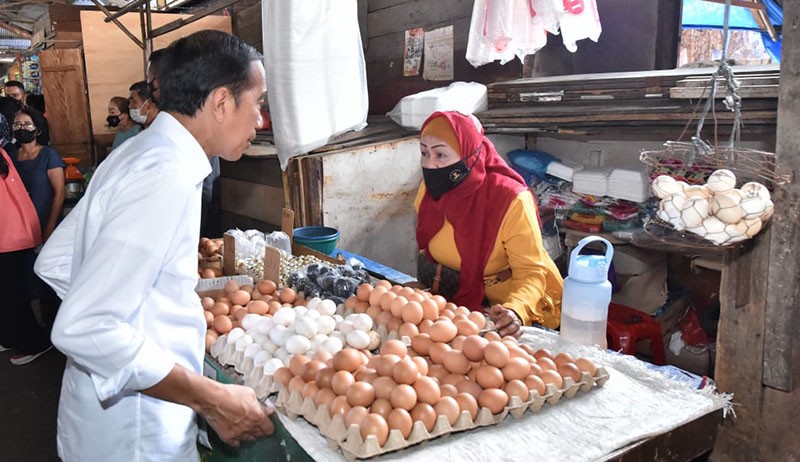 Temui Pedagang, Presiden Jokowi Blusukan ke Pasar Bakti Kota Medan - Bagian 3