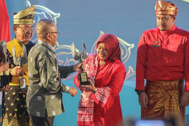 Keren, Bupati Sleman Kustini Terima Anugerah Kebudayaan dari PWI