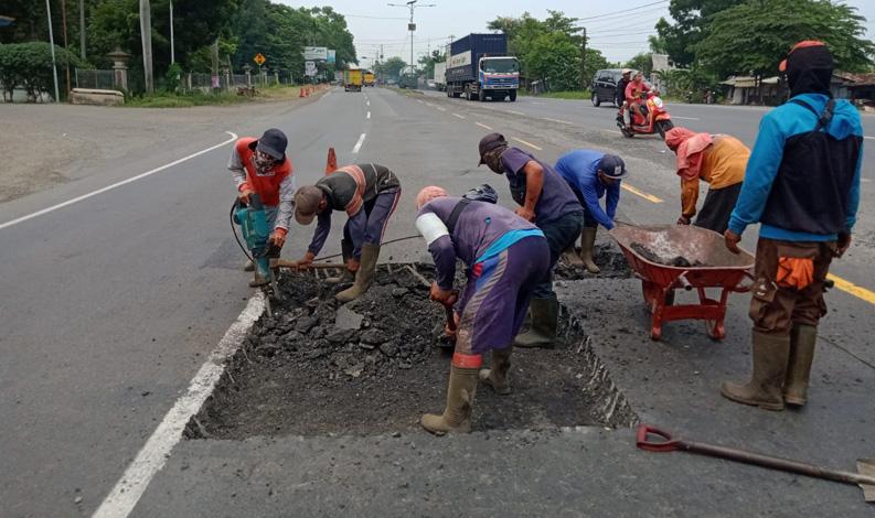  Berlubang dan Rawan Banjir, Jalan Nasional Pemalang hingga Weleri Mulai Diperbaiki