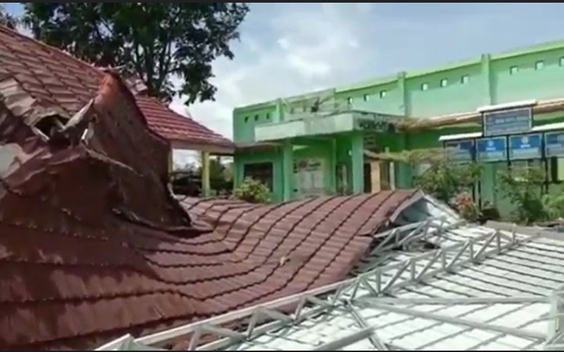 Puting Beliung Rusak Sekolah dan Kantor Desa di Semendo Muara Enim 