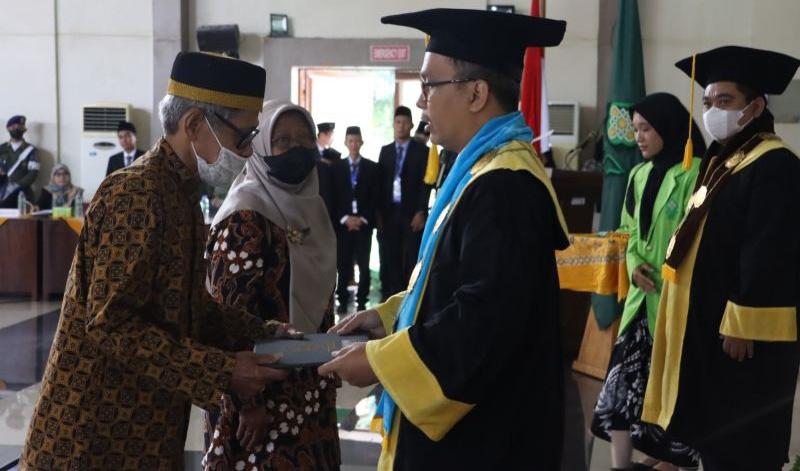 Mengharukan, Orang Tua Teteskan Air Mata Gantikan Mendiang Anak Wisuda UIN Walisongo