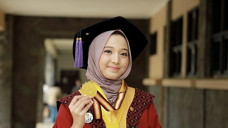 Cantik dan Pintar, Aqiilah Puspita Anggraeni Wisudawati Terbaik Unpad