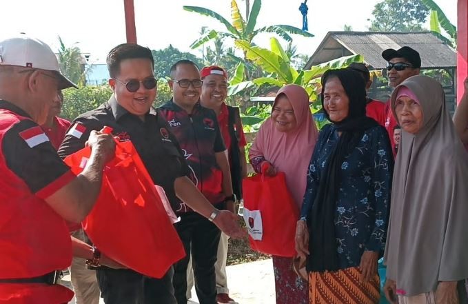 Bersama Rakyat Samboja, DPC PDIP Kukar Bersih-Bersih Rumah Ibadah