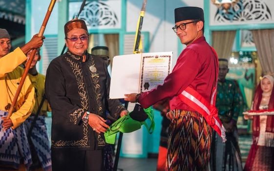 Fokus Pulihkan Parekraf, Sandi Dianugerahi Gelar Pangeran dari Kerajaan Mempawah