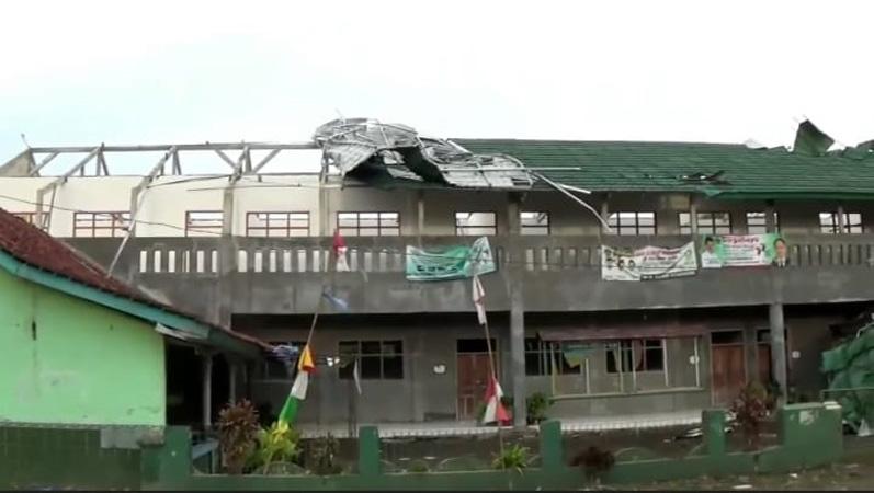 Puting Beliung Terjang 4 Desa di Cilacap, Ratusan Rumah Rusak, Atap Bangunan Sekolah Hancur