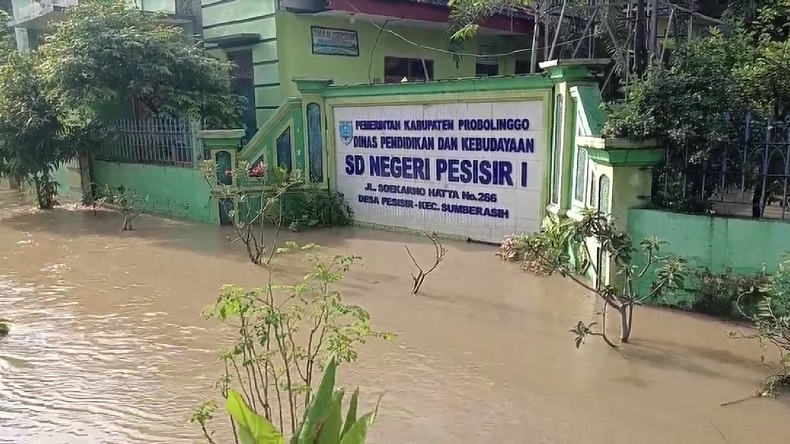 Hujan 6 Jam, Sekolah hingga Rumah Warga di Probolinggo Terendam Banjir