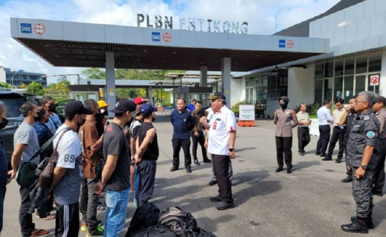 title Sempat Ditahan Malaysia, Nelayan Natuna Dipulangkan via PLBN Entikong Sempat Ditahan Malaysia, Nelayan Natuna Dipulangkan via PLBN Entikong